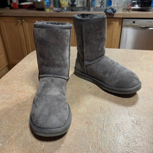 EXCELLENT UGG Classic Short II Suede Boots Gray Twinface Sheepskin Lining 6 - Picture 1 of 13